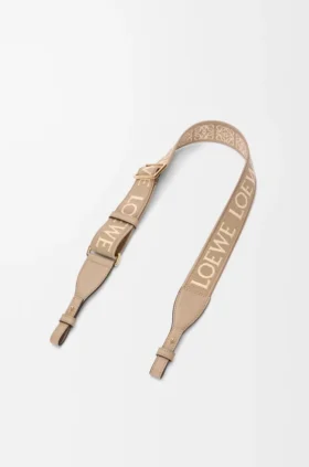 ジャカードとカーフスキンを使用した「Anagram」ループストラップ