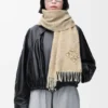 ウールとカシミア製のAnagram柄スカーフ ウールとカシミア製のAnagram柄スカーフ