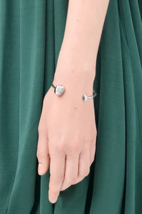 スターリングシルバー製「Anagram Pebbleカフ」