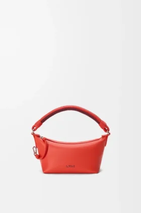 メロー・ナッパ・ラムスキン製の「Cala」ミニバッグ