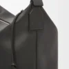 しなやかなスムースカーフスキンとジャカードを使用した「Cubi」クロスボディバッグ しなやかなスムースカーフスキンとジャカードを使用した「Cubi」クロスボディバッグ