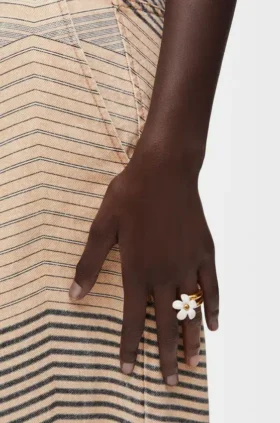スターリングシルバーとエナメル製の「Flor」リング