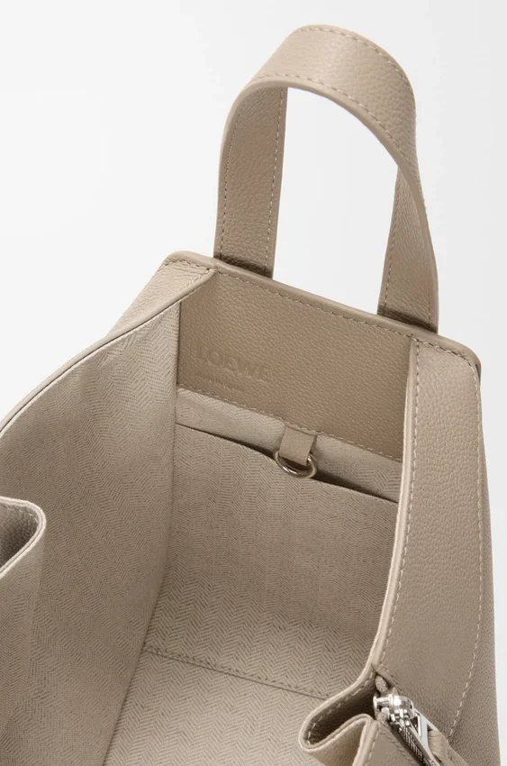 柔らかなグレインカーフスキンを使用したコンパクトなHammockバッグ 柔らかなグレインカーフスキンを使用したコンパクトなHammockバッグ