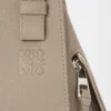 柔らかなグレインカーフスキンを使用したコンパクトなHammockバッグ 柔らかなグレインカーフスキンを使用したコンパクトなHammockバッグ