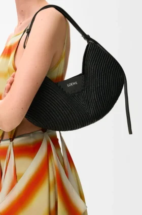 ラフィアとカーフスキンを使用したミディアムサイズのloeweスイングバッグ