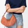 ラフィアとカーフスキンを使用したミディアムサイズのloeweスイングバッグ ラフィアとカーフスキンを使用したミディアムサイズのloeweスイングバッグ