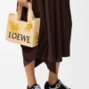 ラフィア製のスモール「loewe Font Tote」トートバッグ ラフィア製のスモール「loewe Font Tote」トートバッグ