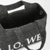 ラフィア製のスモール「loewe Font Tote」トートバッグ ラフィア製のスモール「loewe Font Tote」トートバッグ