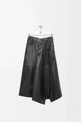 サテン仕上げのナッパラムスキン製アシンメトリースカート