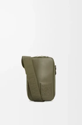 サテン加工のカーフスキン製縦型クロスボディポケット