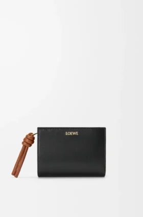 光沢のあるナッパカーフスキン製「ノット」コンパクト財布
