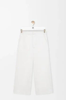 デニム素材のクロップドパンツ