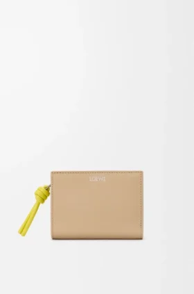 光沢のあるナッパカーフスキン製「ノット」コンパクト財布