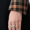 スターリングシルバーとエナメル製の「ネスト」リング
