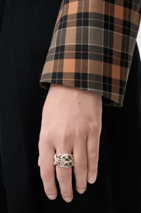 スターリングシルバーとエナメル製の「ネスト」リング スターリングシルバーとエナメル製の「ネスト」リング