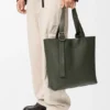 しなやかなグレインカーフスキン製の「ループ・ジップ・トートバッグ」 しなやかなグレインカーフスキン製の「ループ・ジップ・トートバッグ」