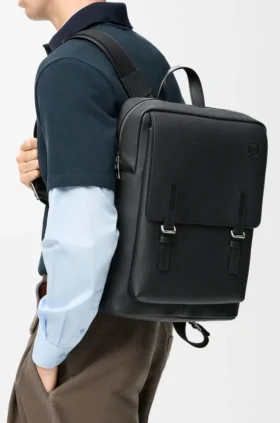 ソフトなグレイン加工のカーフスキン製ミリタリーバックパック