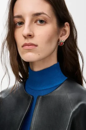 スターリングシルバー、エナメル、クリスタル製のスカラベオ・イヤリング スターリングシルバー、エナメル、クリスタル製のスカラベオ・イヤリング