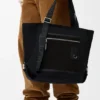 キャンバスとスエード製の「フレックス・ジップド・トートバッグ」 キャンバスとスエード製の「フレックス・ジップド・トートバッグ」