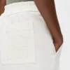 デニム素材のクロップドパンツ