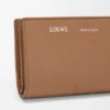 滑らかな肌触りとグレイン加工を施したカーフスキン製の「デュエット」コンパクト財布 滑らかな肌触りとグレイン加工を施したカーフスキン製の「デュエット」コンパクト財布
