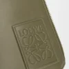サテン加工のカーフスキン製縦型クロスボディポケット サテン加工のカーフスキン製縦型クロスボディポケット