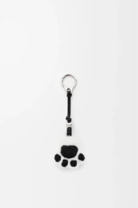 シープスキンとカーフスキン製の「Paw」チャーム