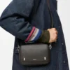 しなやかなグレインカーフスキン製のスモール・Pebble・メッセンジャーバッグ しなやかなグレインカーフスキン製のスモール・Pebble・メッセンジャーバッグ