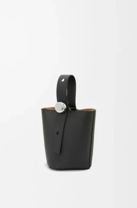 ソフトなグレイン加工のカーフスキン製 ミニ・Pebble Bucketバッグ