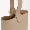 ソフトなグレイン加工のカーフスキン製 ミニ・Pebble Bucketバッグ ソフトなグレイン加工のカーフスキン製 ミニ・Pebble Bucketバッグ