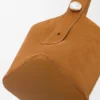 スエードカーフスキン製 ラージ・Pebble Bucketバッグ スエードカーフスキン製 ラージ・Pebble Bucketバッグ