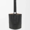 しなやかなグレイン加工カーフスキン製のラージ・Pebble Bucket