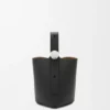 ソフトなグレイン加工のカーフスキン製 ミニ・Pebble Bucketバッグ ソフトなグレイン加工のカーフスキン製 ミニ・Pebble Bucketバッグ