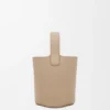 ソフトなグレイン加工のカーフスキン製 ミニ・Pebble Bucketバッグ ソフトなグレイン加工のカーフスキン製 ミニ・Pebble Bucketバッグ