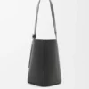 しなやかなグレイン加工カーフスキン製のラージ・Pebble Bucket