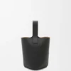 ソフトなグレイン加工のカーフスキン製 ミニ・Pebble Bucketバッグ ソフトなグレイン加工のカーフスキン製 ミニ・Pebble Bucketバッグ