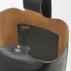 しなやかなグレイン加工カーフスキン製のラージ・Pebble Bucket