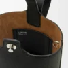 ソフトなグレイン加工のカーフスキン製 ミニ・Pebble Bucketバッグ ソフトなグレイン加工のカーフスキン製 ミニ・Pebble Bucketバッグ