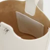 ソフトなグレイン加工のカーフスキン製 ミニ・Pebble Bucketバッグ ソフトなグレイン加工のカーフスキン製 ミニ・Pebble Bucketバッグ