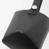 しなやかなグレイン加工カーフスキン製のラージ・Pebble Bucket