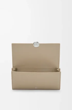 Pebbleグレインカーフスキン製の「Pebble コンチネンタル 財布」