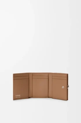Pebbleグレインカーフスキン製「Pebble」トリフォールド財布