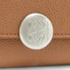 Pebbleグレインカーフスキン製の「Pebble スモール バーティカル 財布」 Pebbleグレインカーフスキン製の「Pebble スモール バーティカル 財布」