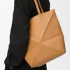 光沢のあるカーフスキン製 ミディアム Puzzle Fold トートバッグ 光沢のあるカーフスキン製 ミディアム Puzzle Fold トートバッグ