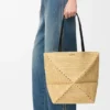 ラフィア製 ミディアム Puzzle Fold トートバッグ ラフィア製 ミディアム Puzzle Fold トートバッグ