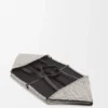 キャンバスジャカードとカーフスキンを使用したXXL Puzzle Fold トートバッグ キャンバスジャカードとカーフスキンを使用したXXL Puzzle Fold トートバッグ